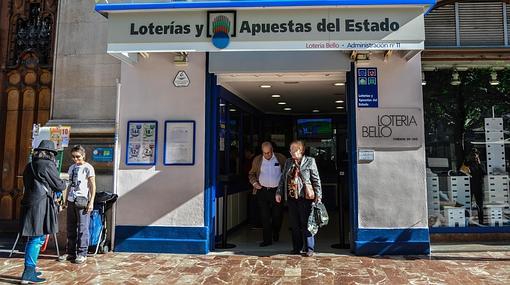 Imagen de una administración de lotería situada en la Plaza del Ayuntamiento