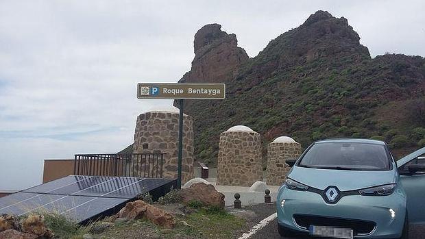 El coche al llegar al pie del Roque Bentayga