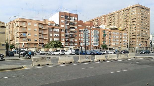 Imagen de los bloques de hormigón situados en el cruce de Serrería con Pedro de Valencia