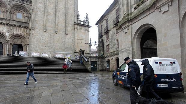 Labores de vigilancia en la Catedral tras los atentados del Charlie Hebdo