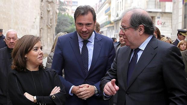 Soraya Sáenz con Herrera y Puente, ayer durante su visita a Valladolid