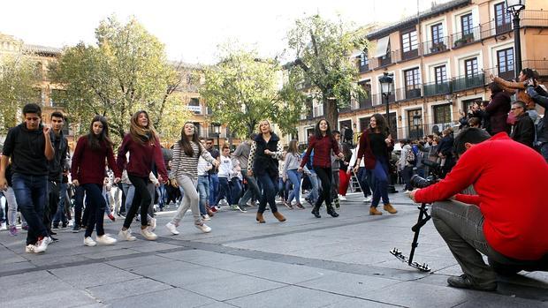 Participantes en el «flashmob» en Zocodover