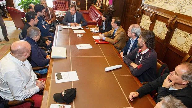El alcalde de Valladolid, Óscar Puente, junto con los representantes de los clubes de motoristas