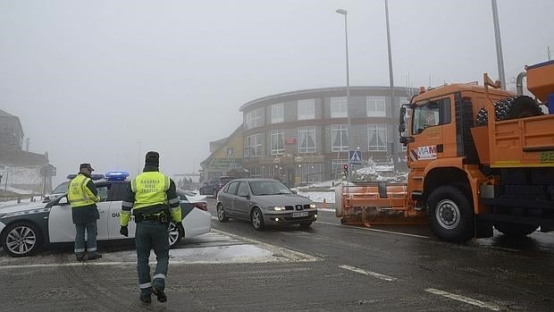 La Guardia Civil regula el tráfico en el puerto de Navacerrada en diciembre de 2014