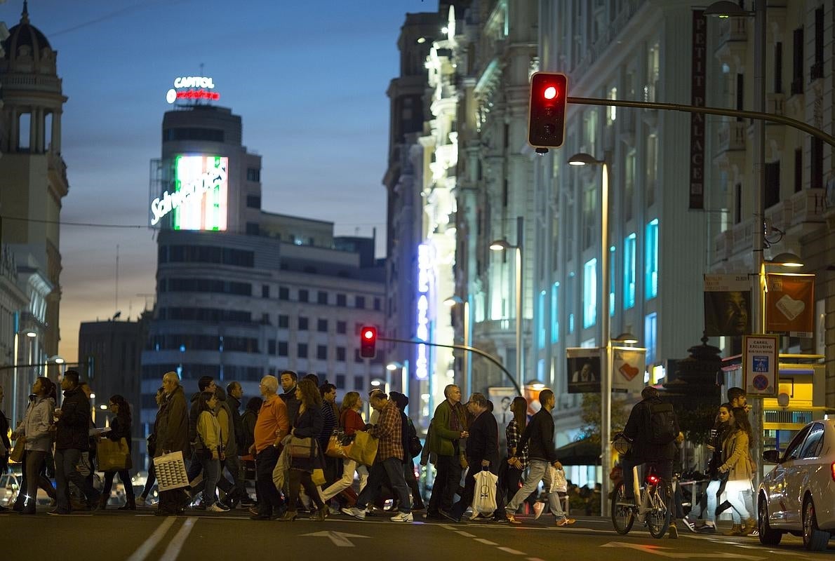 Decenas de personas cruzan por la Gran Vía, junto a la nueva tienda de Primark