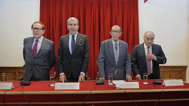 Ramón Tamames, Fernando Suárez, Juan Velarde (presidente) y Rodolfo Martín Villa, todos ellos miembros de la Real Acamedia de Ciencias Morales y Políticas