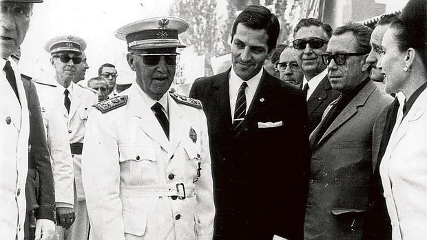 Franco, con Adolfo Suárez en julio de 1968, durante la inauguración del ferrocarril directo Madrid-Burgos