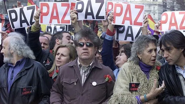 Manifestación del «No a la guerra» en 2003, con Pedro Almodóvar y Pilar Bardem