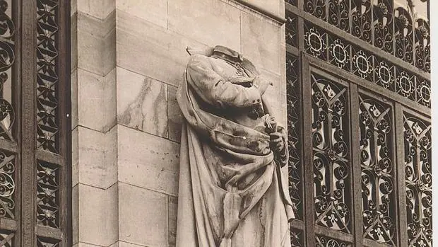 Estatua de Lope de Vega decapitada, a la entrada de la Biblioteca Nacional