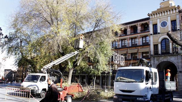 Operarios municipales durante las labores de poco en la plaza de Zocodover