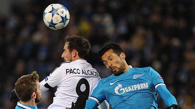 Paco Alcácer y Ezequiel Garay luchan por el balón