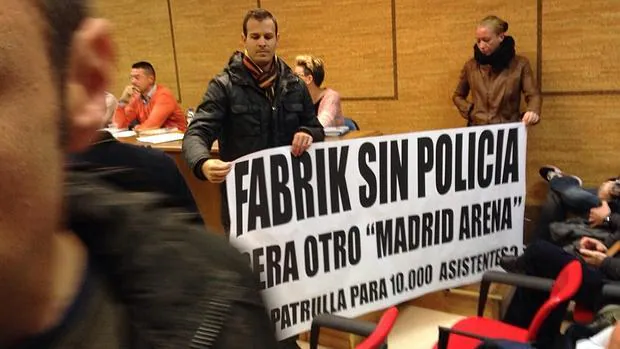 Agentes municipales entran en la sala de plenos para denunciar la escasez de efectivos para cubrir Fabrik