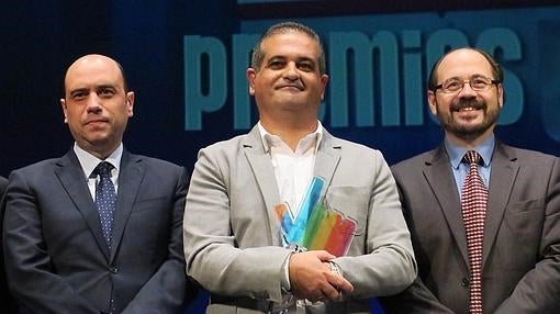 Gabriel Echávarri (i), alcalde de Alicante, y Pedro López (d), delegado de La Verdad en Alicante, posan con uno de los premiados