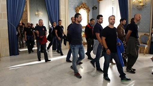 Los bomberos acceden al Salón Azul del Ayuntamiento