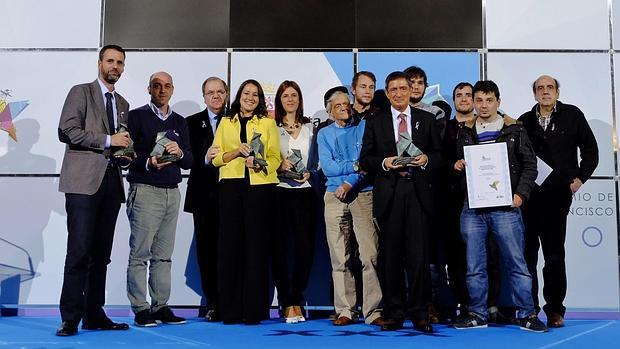 Herrera posa con los galardonados en la trigésima edición de los premios Francisco de Cossío