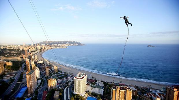 Veinte saltadores se lanzan al vacío desde el hotel más alto de Europa