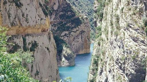 El camino sigue una ruta excavada en la montaña