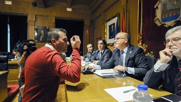 El socialista Ignacio Gómez se encara con la mesa tras recibir «insultos» del público asistente