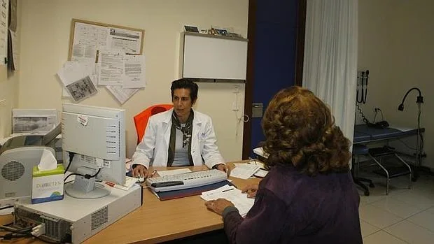 Una paciente es atentida en un centro de salud de la capital