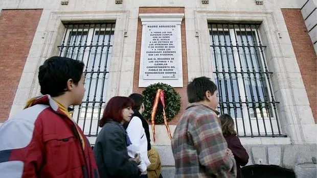 Placa en recuerdo a as víctimas de los atentados terroristas del 11-M en la Puerta del Sol