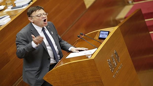 Imagen de Ximo Puig durante su intervención en el pleno de las Cortes