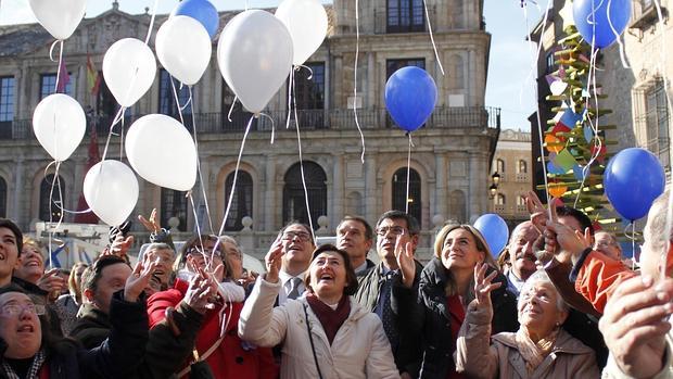 Suelta de globos por las personas con discapacidad