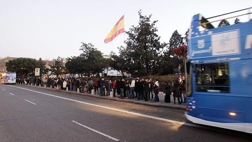 Imagen de las colas para subirse al bus de la Navida de la EMT, junto a los jardines del Descubrimiento