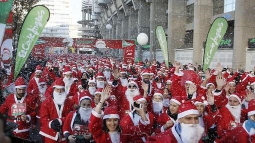 Momento de la salida de los miles de corredores vestidos como Papá Noel