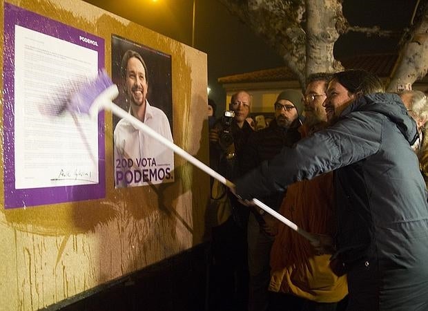 Iglesias pega junto a su padre el primer cartel electoral