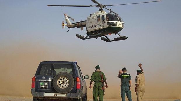 Gendarmería mauritana y agentes de la Guardia Civil en el país africano