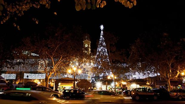 Imagen de la iluminación navideña de la plaza del Ayuntamiento de Valencia