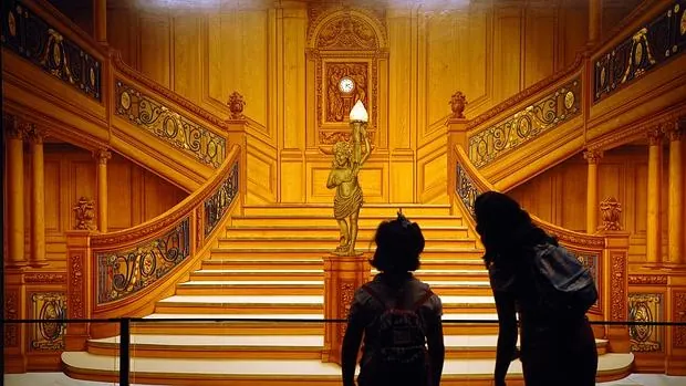 Reproducción de la escalinata, del Titanic, expuesta en la muestra homónima