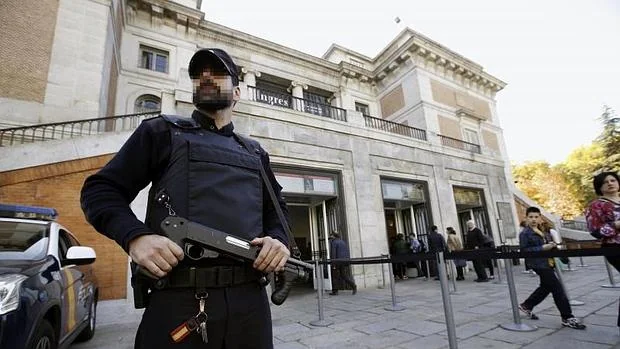 Un policía armado vigila los accesos del Museo del Prado
