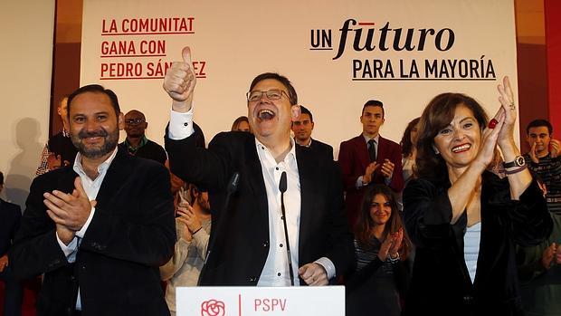 Ana Botella, a la derecha, en el arranque de campaña del PSPV junto a Ábalos y Puig