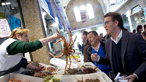 El líder del PP gallego, Alberto Núñez Feijóo, durante su paseo por el mercado de Abastos compostelano