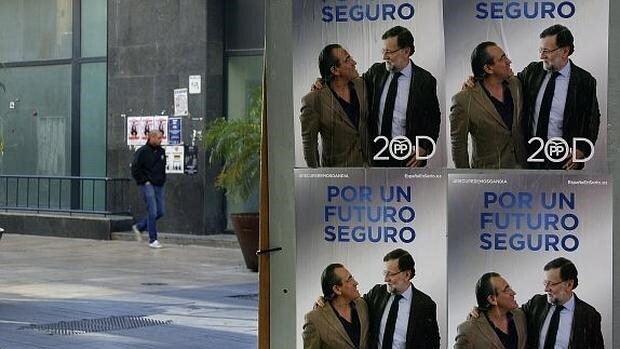 Imagen de los carteles en los que aparece Torró con Rajoy