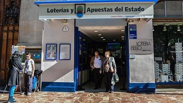 Imagen de una administración de lotería situada en la Plaza del Ayuntamiento