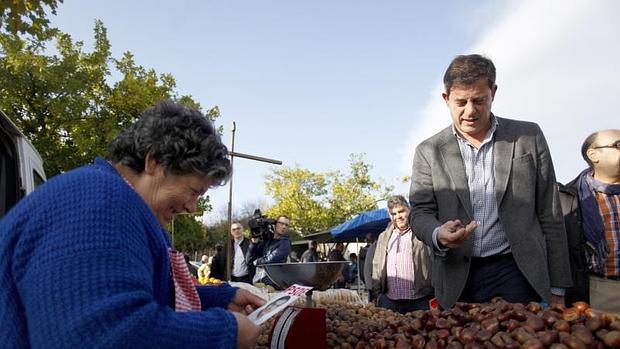 Ramón Gómez Besteiro, durante la visita realizada hoy la feria de Paiosaco