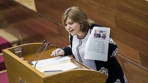 Isabel Bonig, en las Cortes, durante las preguntas parlamentarias sobre Carns de Morella
