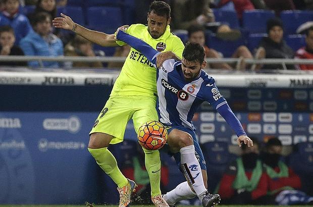 Pedro López y Víctor Álvarez pugnan por el balon