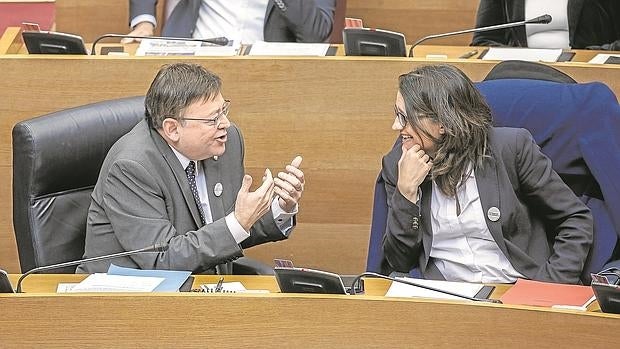 El presidente Puig y lla vicepresidenta Oltra, en un pleno de las Cortes Valencianas