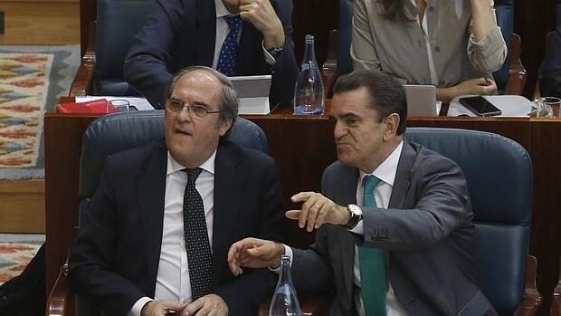 Gabilondo y Franco, portavoz y adjunto del grupo socialista, durante un debate en el Pleno