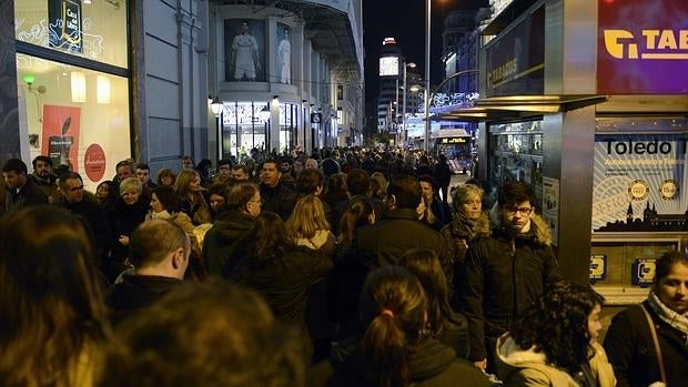 Cientos de personas ayer caminan por la Gran Vía, tras el veto del Ayuntamiento al aparcamiento en las calles de la almendra central