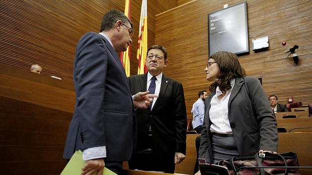 Morera conversa con Puig y Oltra en una imagen de archivo