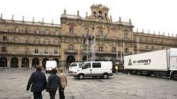 El escenario, casi listo para albergar a los artistas que pondrán la música en la Nochevieja Universitaria