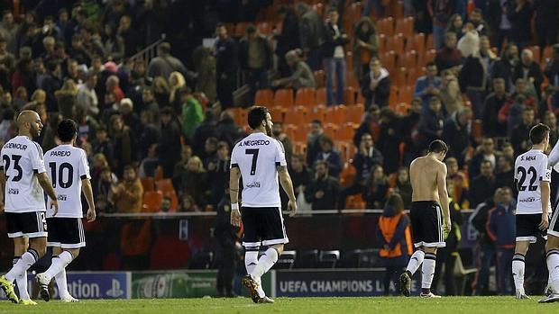 Los jugadores del Valencia se retiran del campo tras caer eliminados