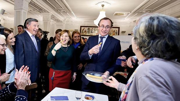 El ministro de Sanidad prueba un churro, ayer, en una cafetería de Valencia