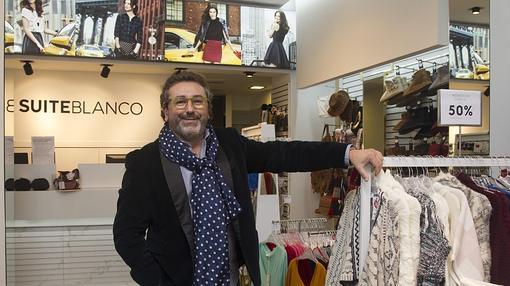 Hijo de cinco generaciones de comerciantes zamoranos, Emilio Prieto, de 38 años, lejos de quedarse de brazos cruzados en los malos momentos este mismo año ha abierto una franquicia de Blanco y otras dos de la marca de cosmética Flomar.