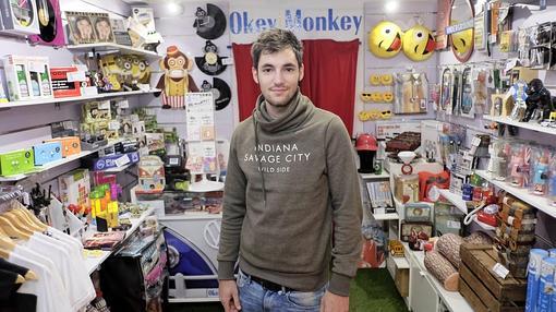 Sergio Arranz se quedó en el paro y no se lo pensó dos veces. En febrero de 2014 montó «Okey Monkey», una tienda de regalos «diferentes. No ‘freak’», cuando la mayoría de los locales de la calle Platerías de Valladolid estaban vacíos. «Mis padres me preguntaron dónde iba».