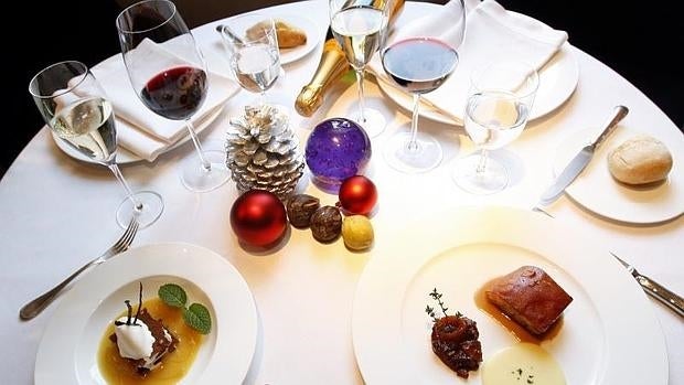 Mesa preparada para la cena de Navidad en el restaurante El Bodegón